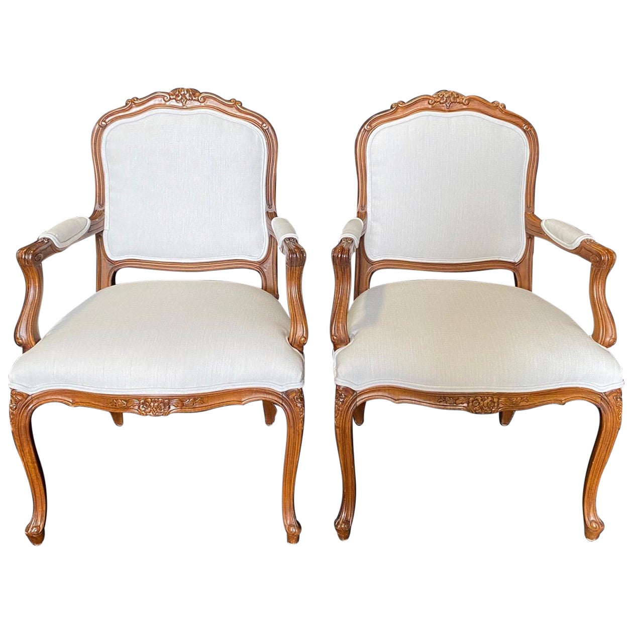 Paar elegante französische Louis-XV-Sessel aus Nussbaumholz  im Angebot