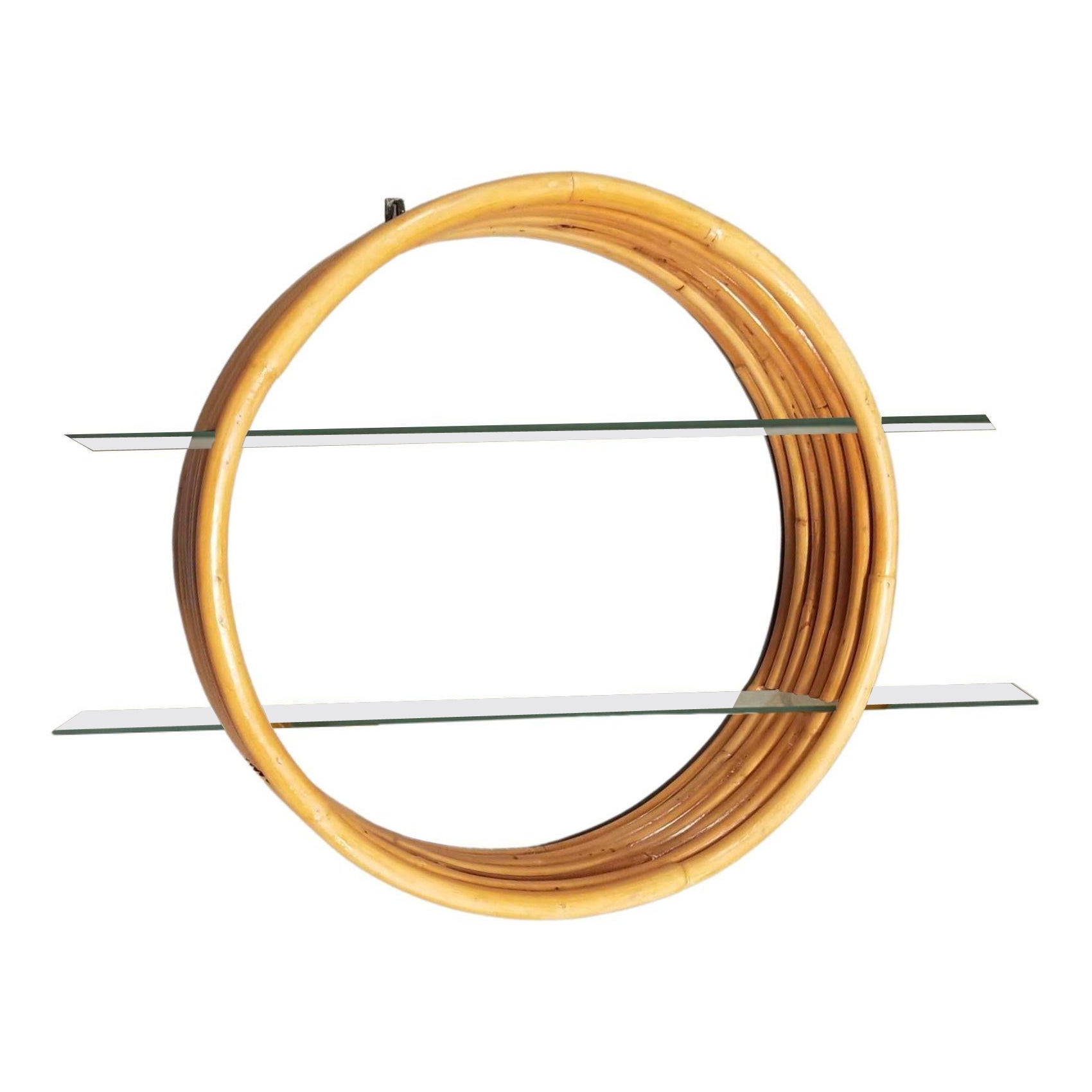 Estantería de pared circular de ratán restaurada de mediados de siglo con estantes de cristal