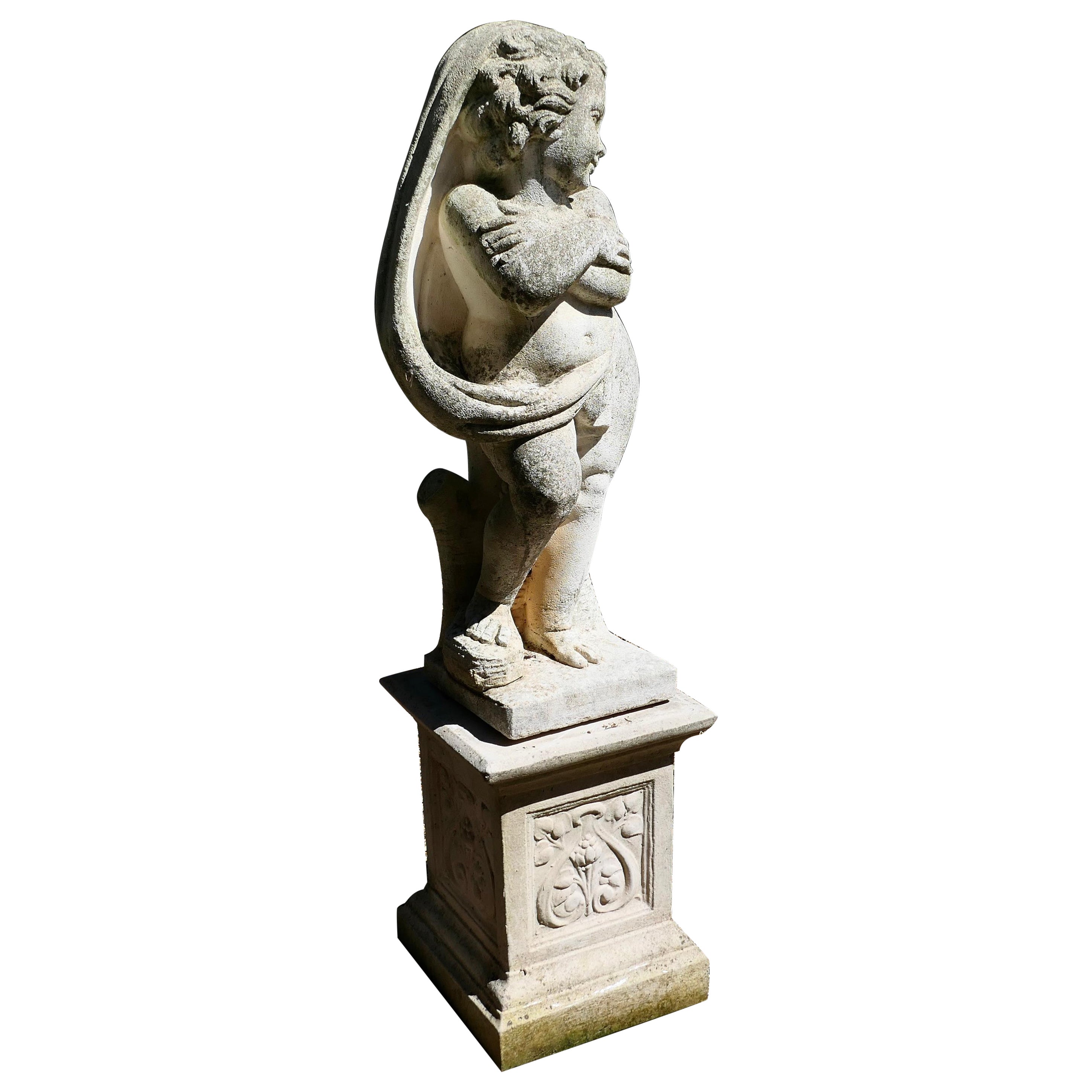 Gran estatua antigua de  un Querubín o Putti colocado sobre un zócalo