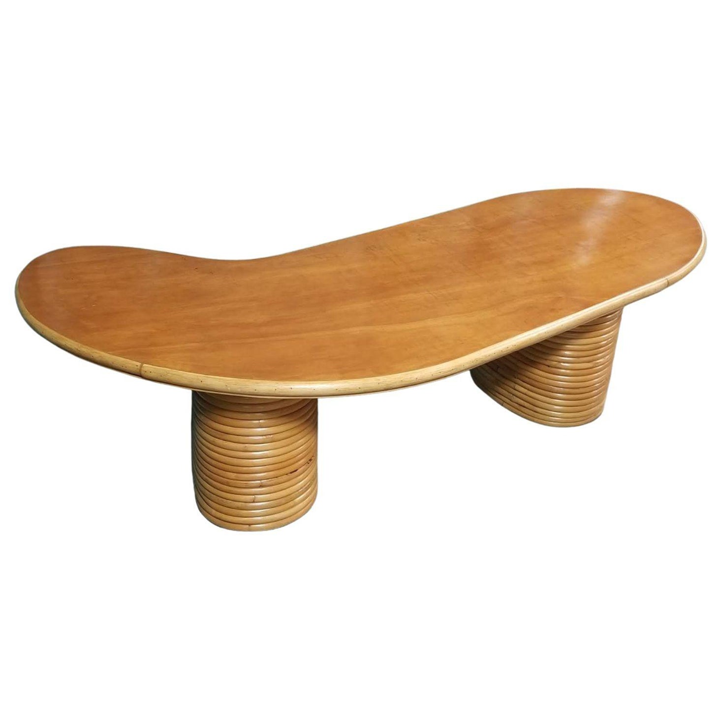 Table basse asymétrique "J" en rotin et acajou restaurée