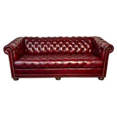 Georgianisches Chesterfield-Sofa aus rotem Leder mit Ochsenblutmuster, getuftet, Bun-Füße