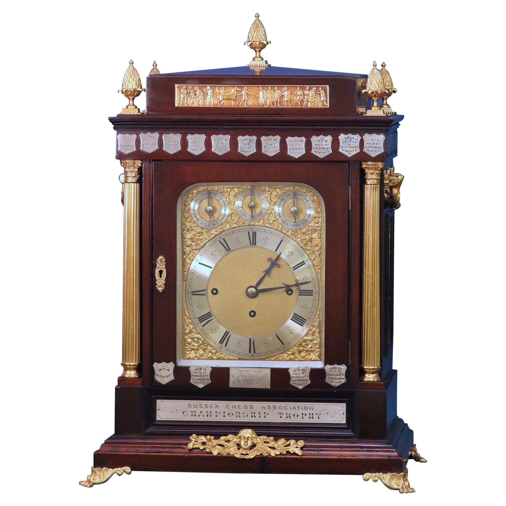 Seltene englische Schach-Trophäen-Uhr aus dem späten 19. Jahrhundert.