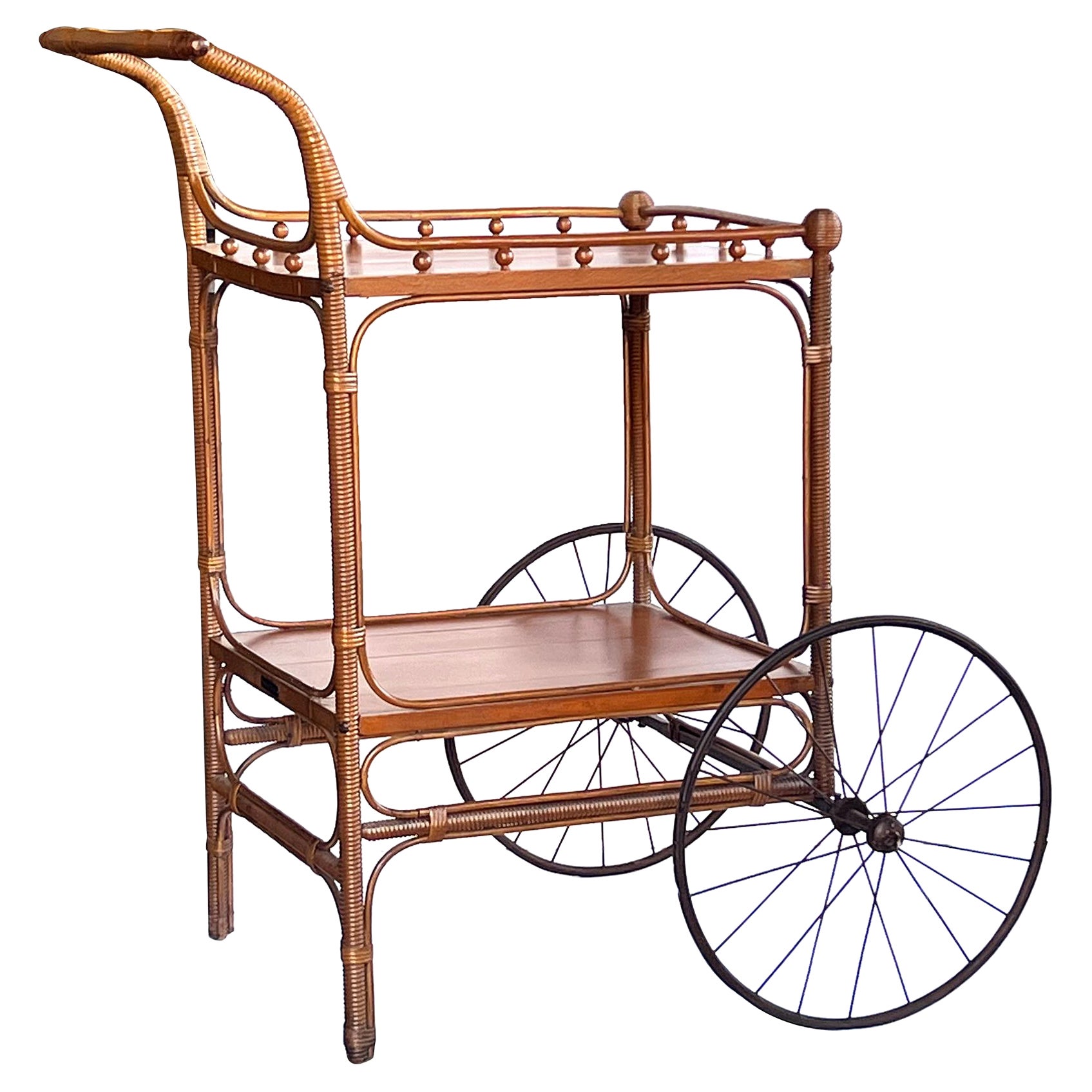 Carro de madera y mimbre para bebidas/bar de Heywood Wakefield, hacia 1910 en venta