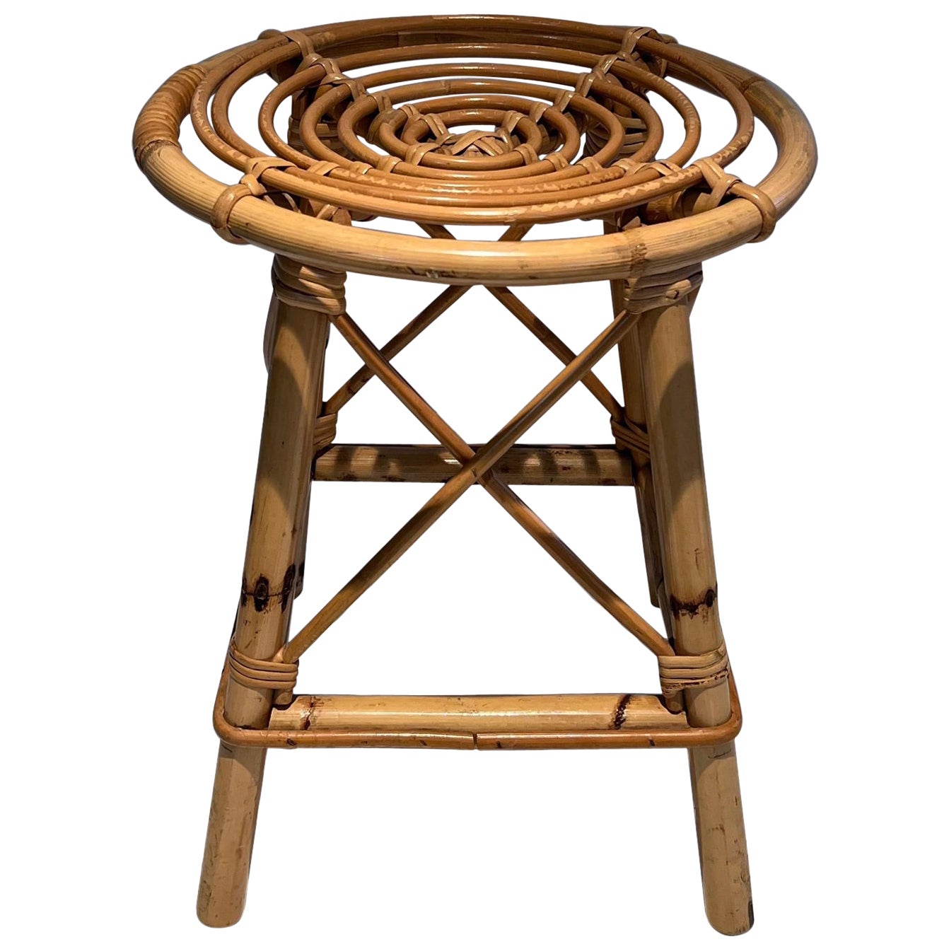 Sgabello in rattan. Lavoro in francese. Circa 1970