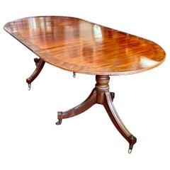 Superbe table de salle à manger anglaise ancienne en acajou marqueté de la période Régence, de taille cottage