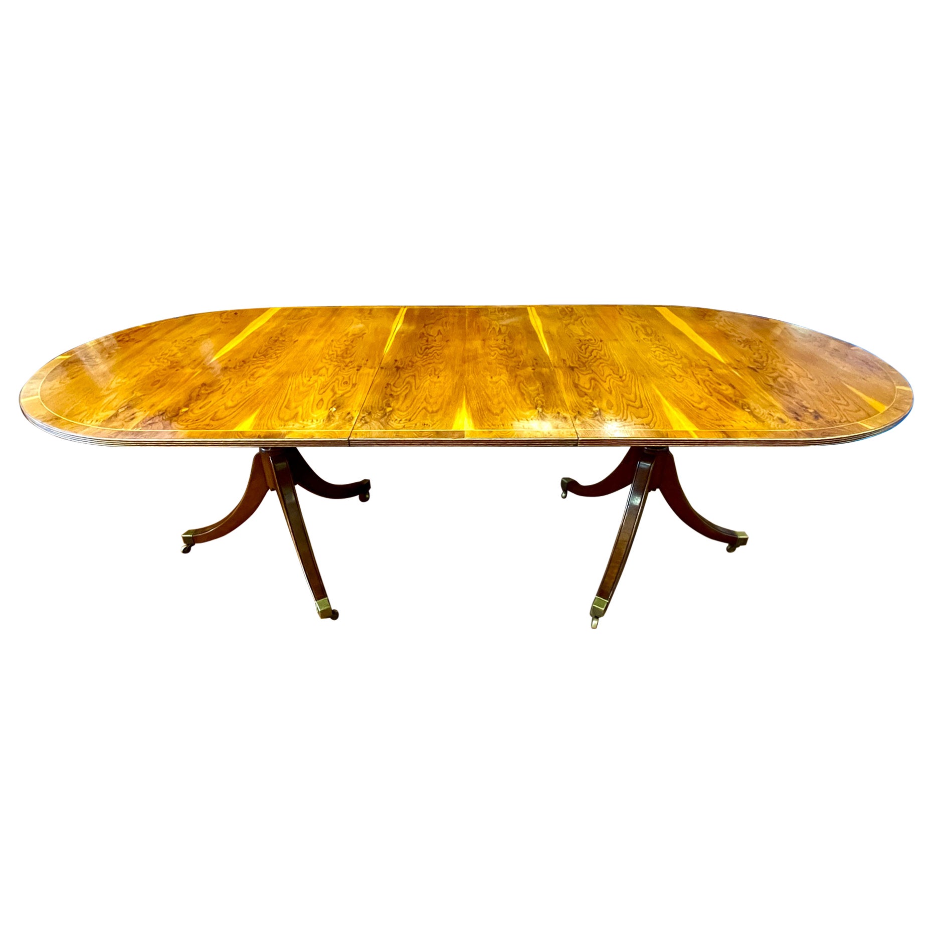 Ancien anglais Reprod. Table de salle à manger de style Sheraton en bois d'if marqueté, taille cottage en vente