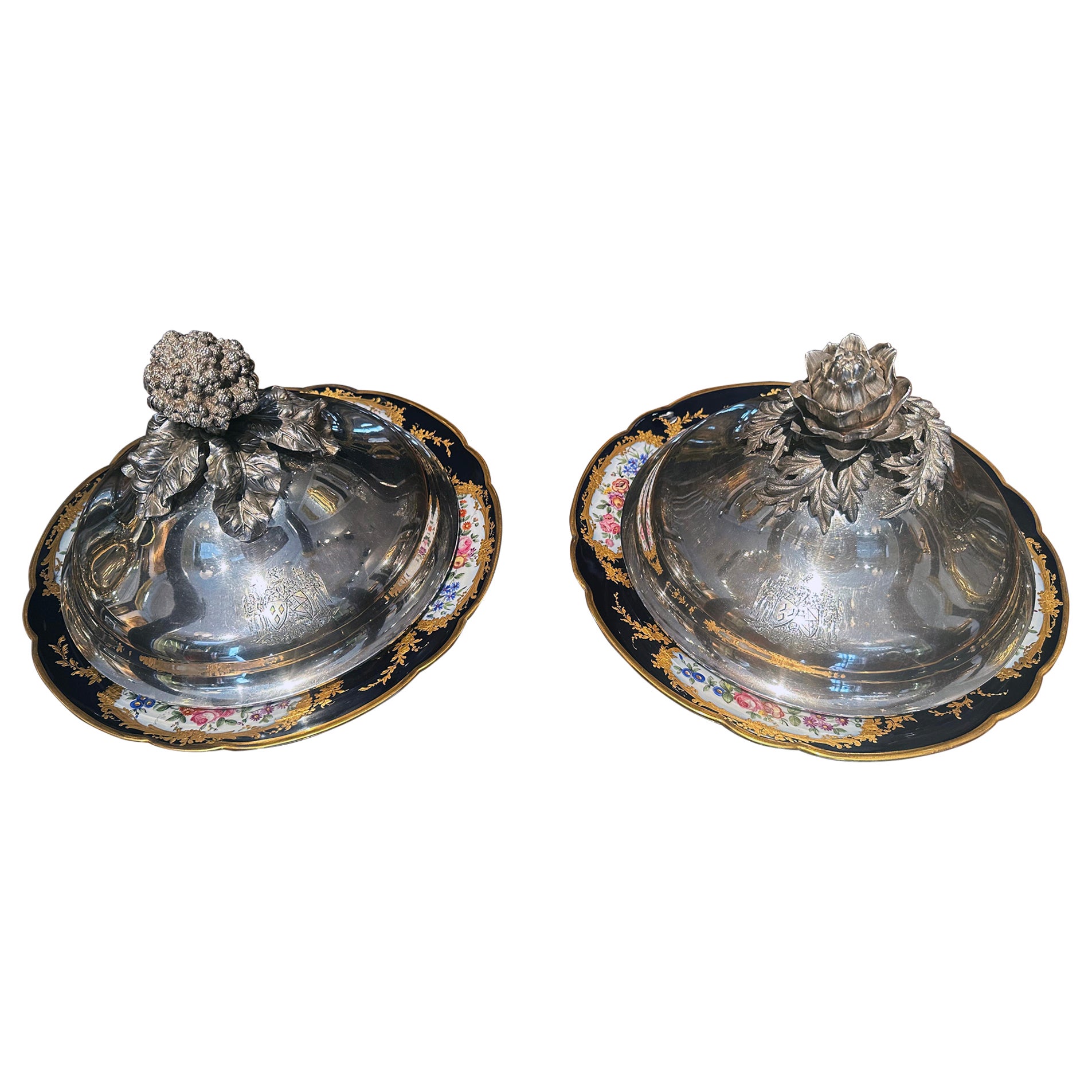 Paire d'assiettes à dôme en argent du 19ème siècle avec couvercles  en vente