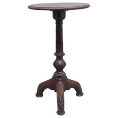 Geschnitzter Mahagoni-Dreibein-Tisch aus dem 19. Jahrhundert