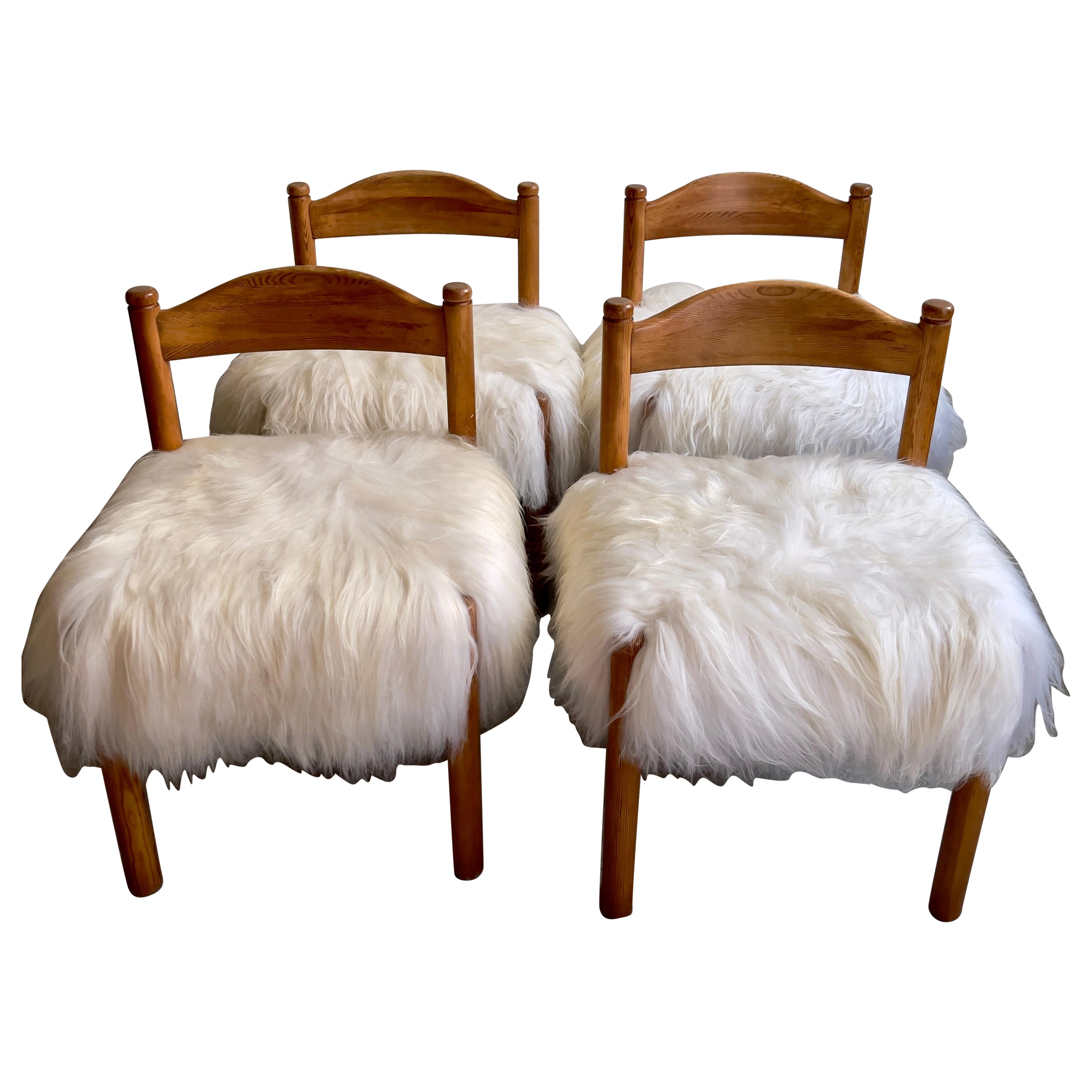 Quatre chaises de salle à manger en pin retapissées en peau de mouton à poils longs. Danemark années 1970