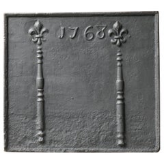 Plaque de cheminée Louis XV du 18ème siècle avec piliers et fleurs de lys