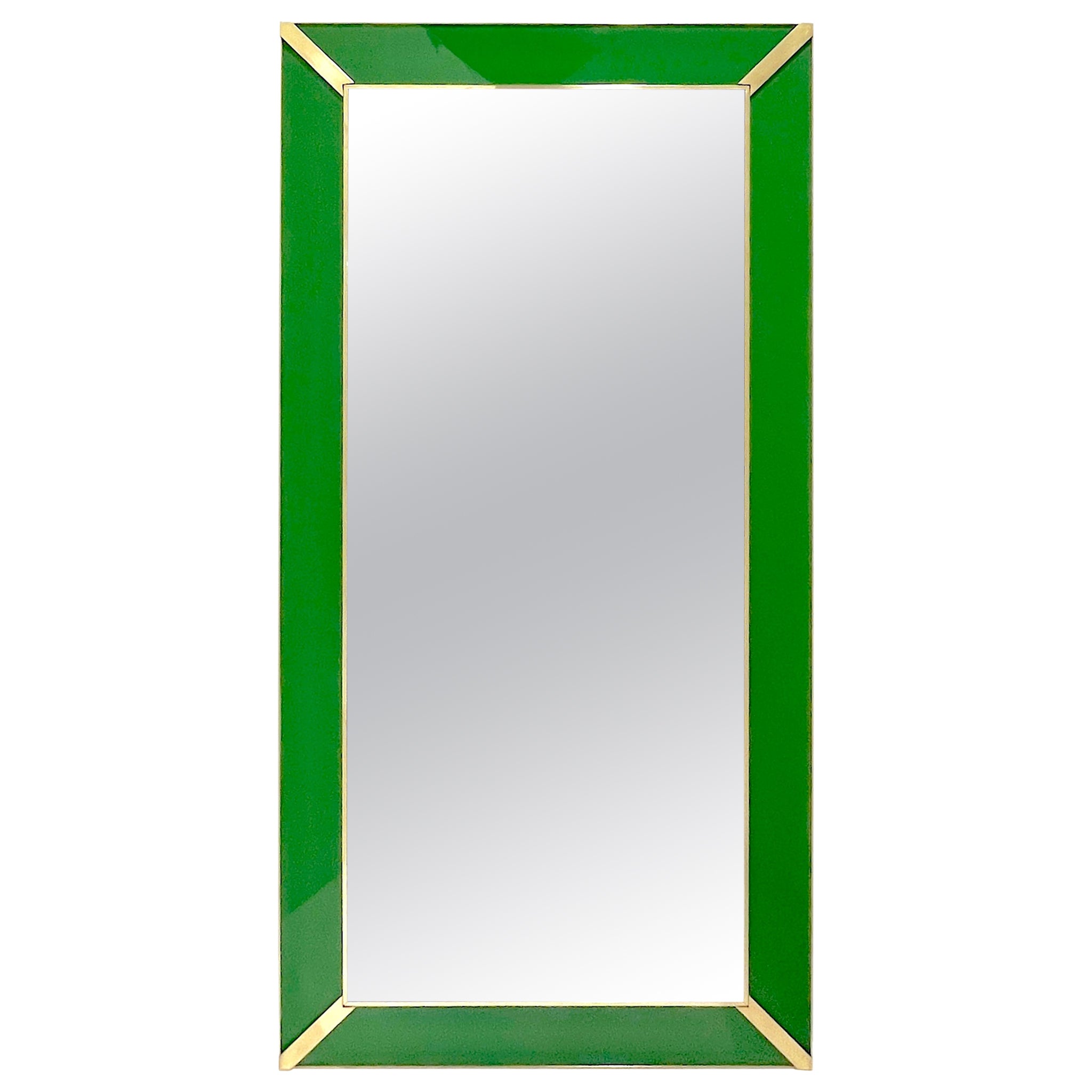 Contemporary Italian Minimalist Design Green Glass Mirror with Brass Accents (Miroir en verre vert avec accents en laiton)