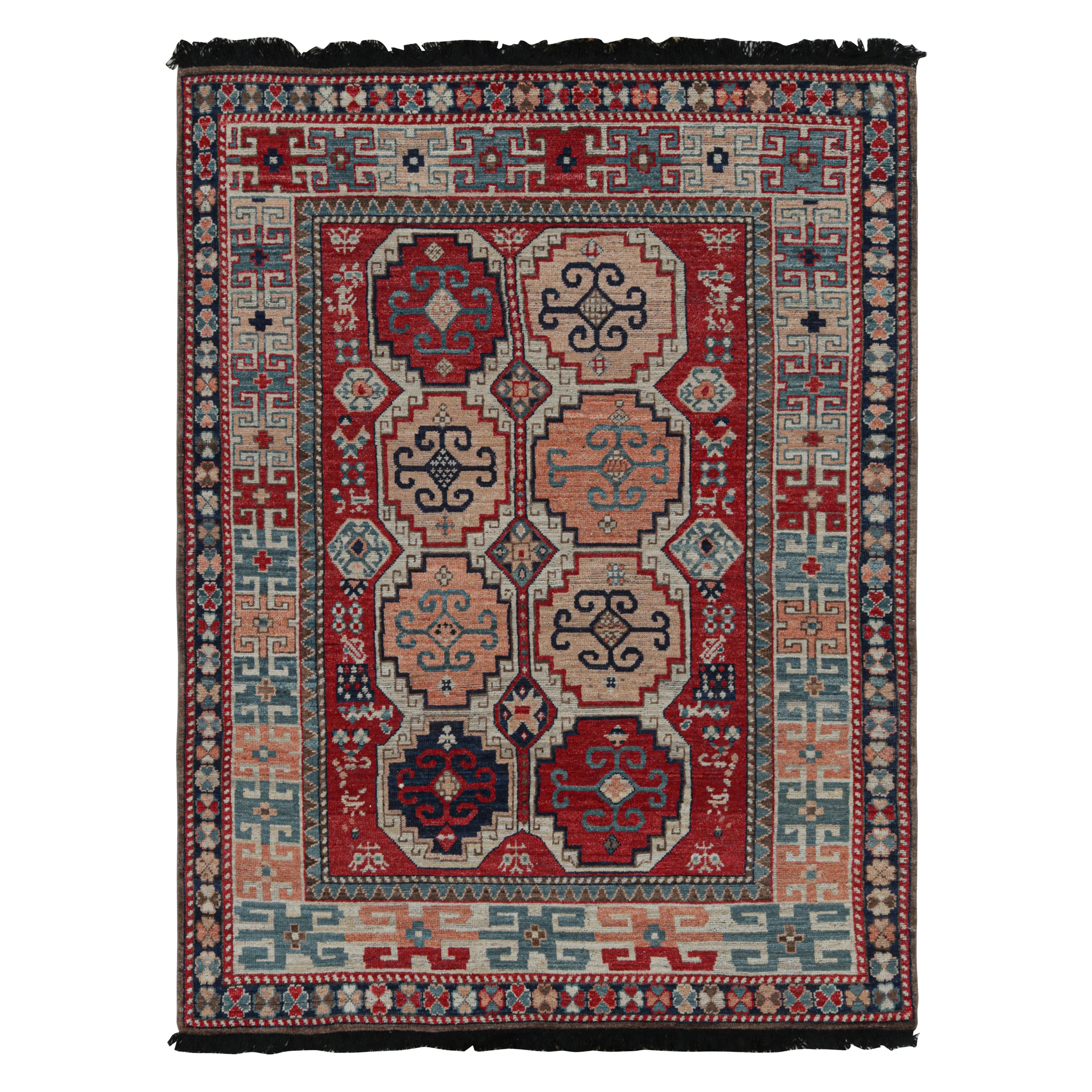 Tapis de style tribal rouge avec médaillons géométriques roses et bleus de Rug & Kilim