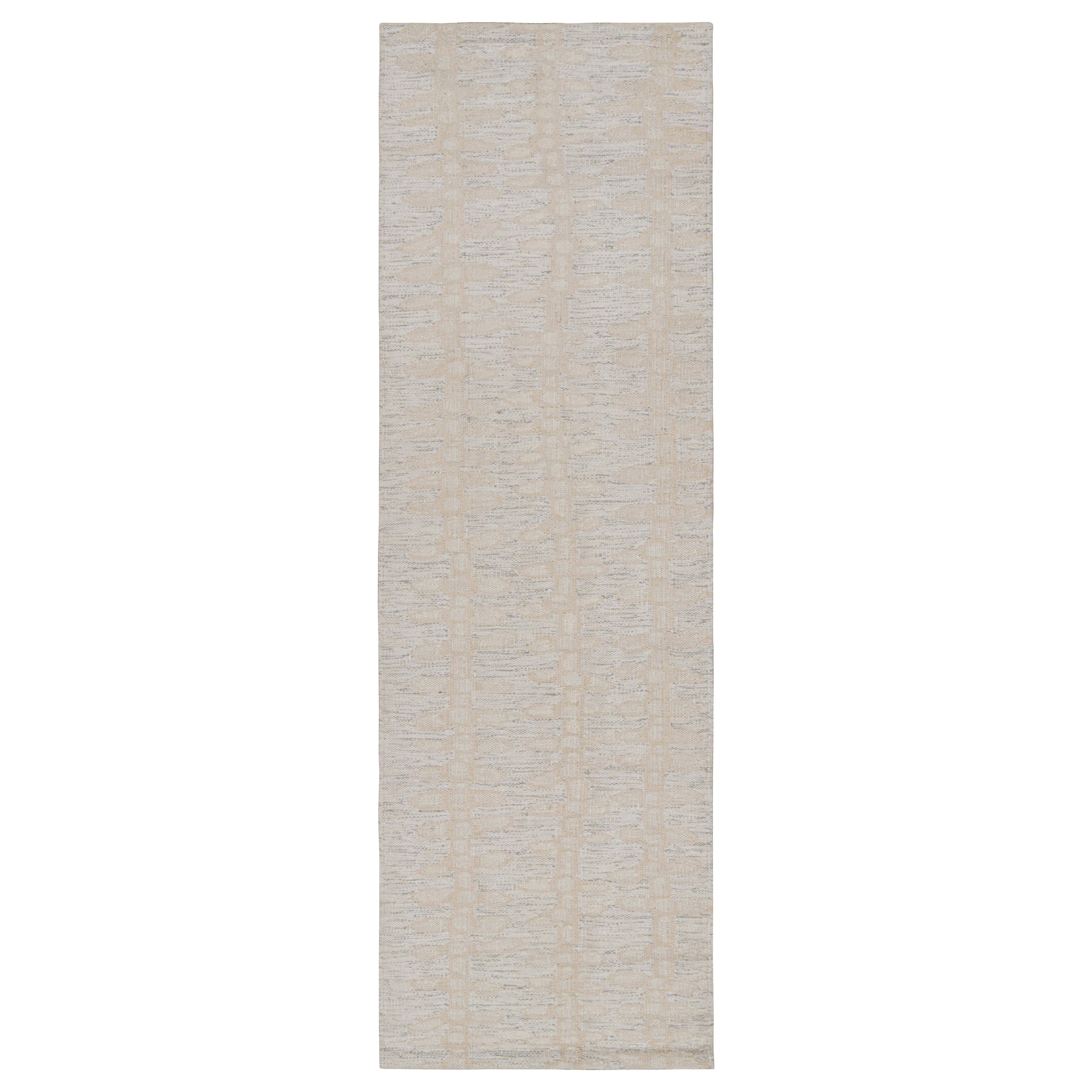 Rug & Kilim’s Scandinavian Style Kilim runner in White-Beige Floral Patterns For Sale