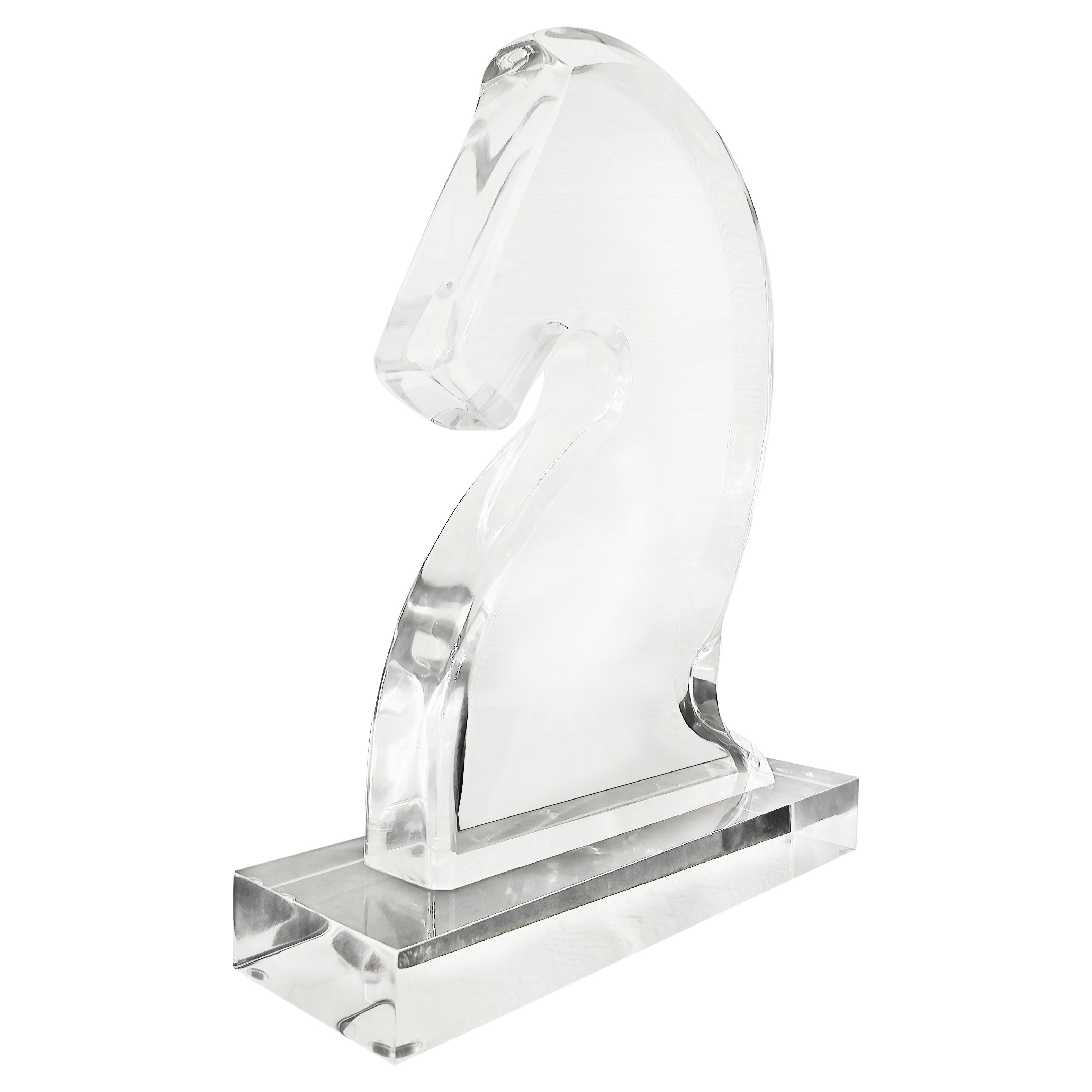 Trojanisches Pferd Kopf oder Ritter Schachspiel Lucite-Skulptur auf einem Sockel im Angebot