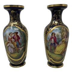 Paire de vases français anciens en porcelaine dorée avec scène de courtoisie peinte à la main