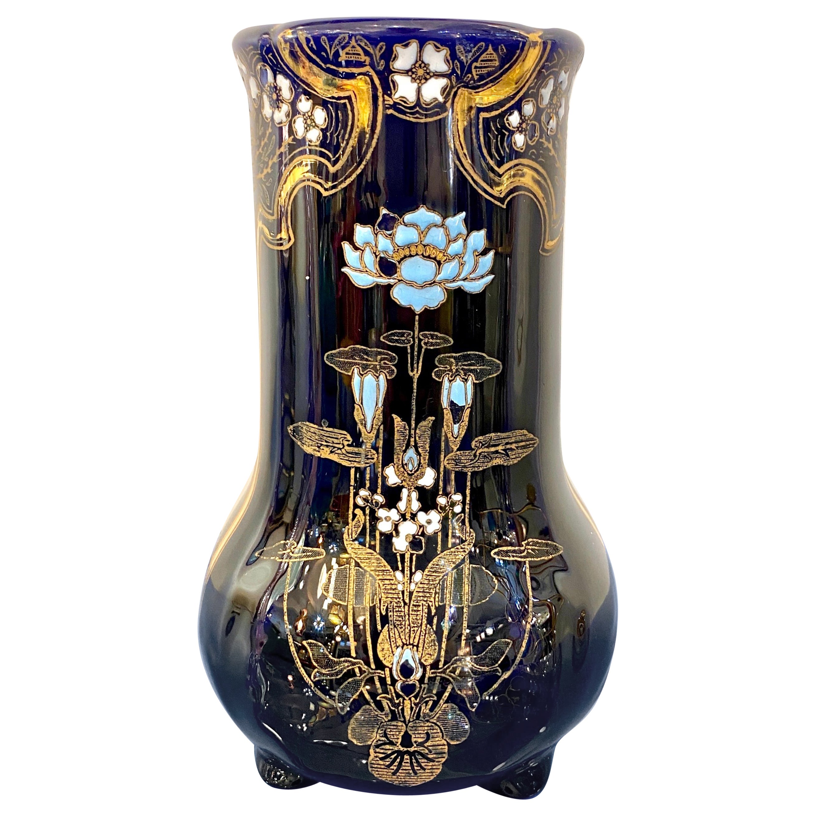 Vase en céramique ancienne Art Nouveau français en majolique bleue avec fleurs en or blanc en vente