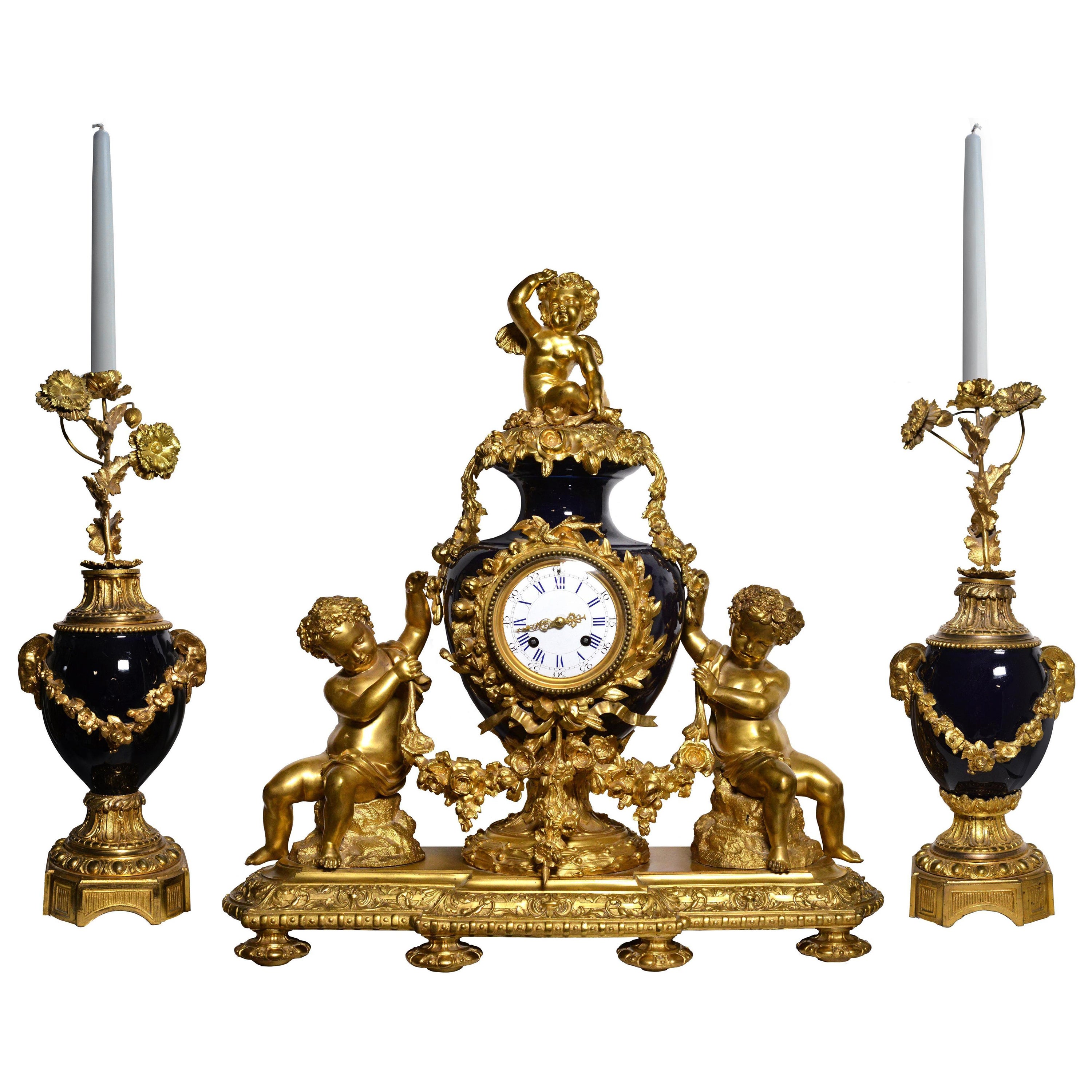 Französische Uhr im Louis XVI Stil 2 Zifferblätter Vergoldete Bronze mit Sèvres Porzellan 19. im Angebot