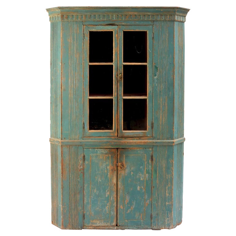 Ancienne armoire d'angle américaine peinte en bleu En vente sur 1stDibs