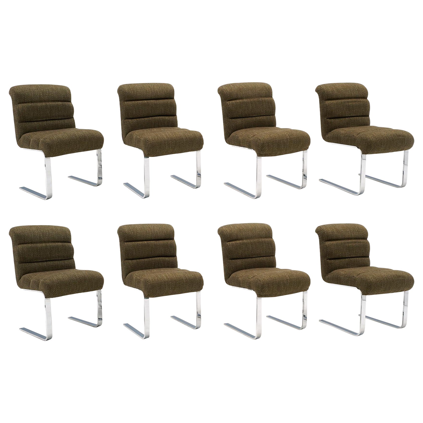 Huit chaises de salle à manger de la Pace Collection avec piètement luge chromé. Signé. en vente