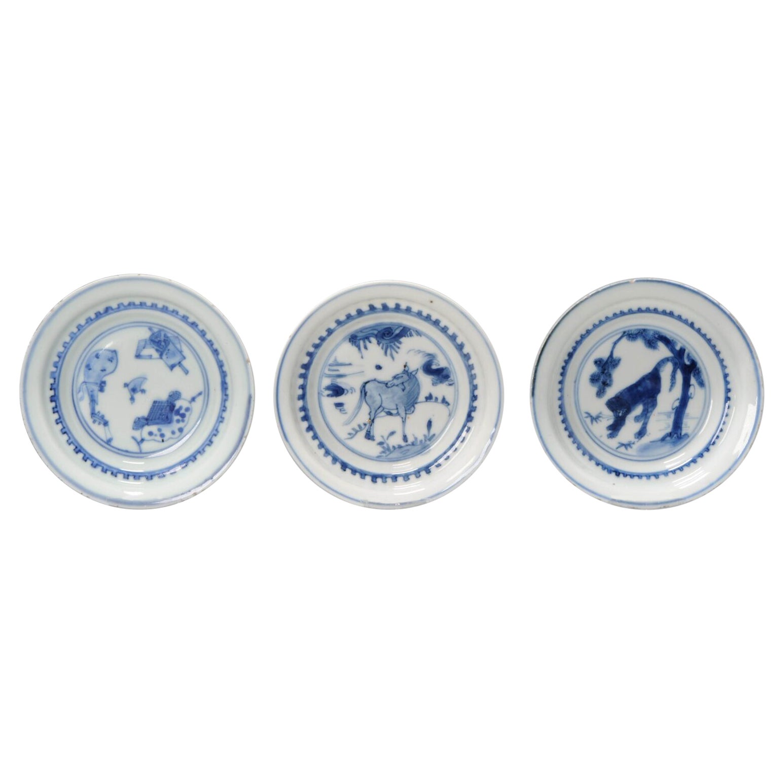 Ensemble de 3 assiettes Kosometsuke en porcelaine de Chine Tigre et cheval, vers 1600-1660