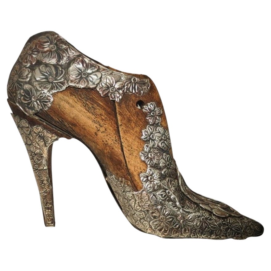 WOMEN'S HEELED SHOE MODEL OF THE 20's For Sale