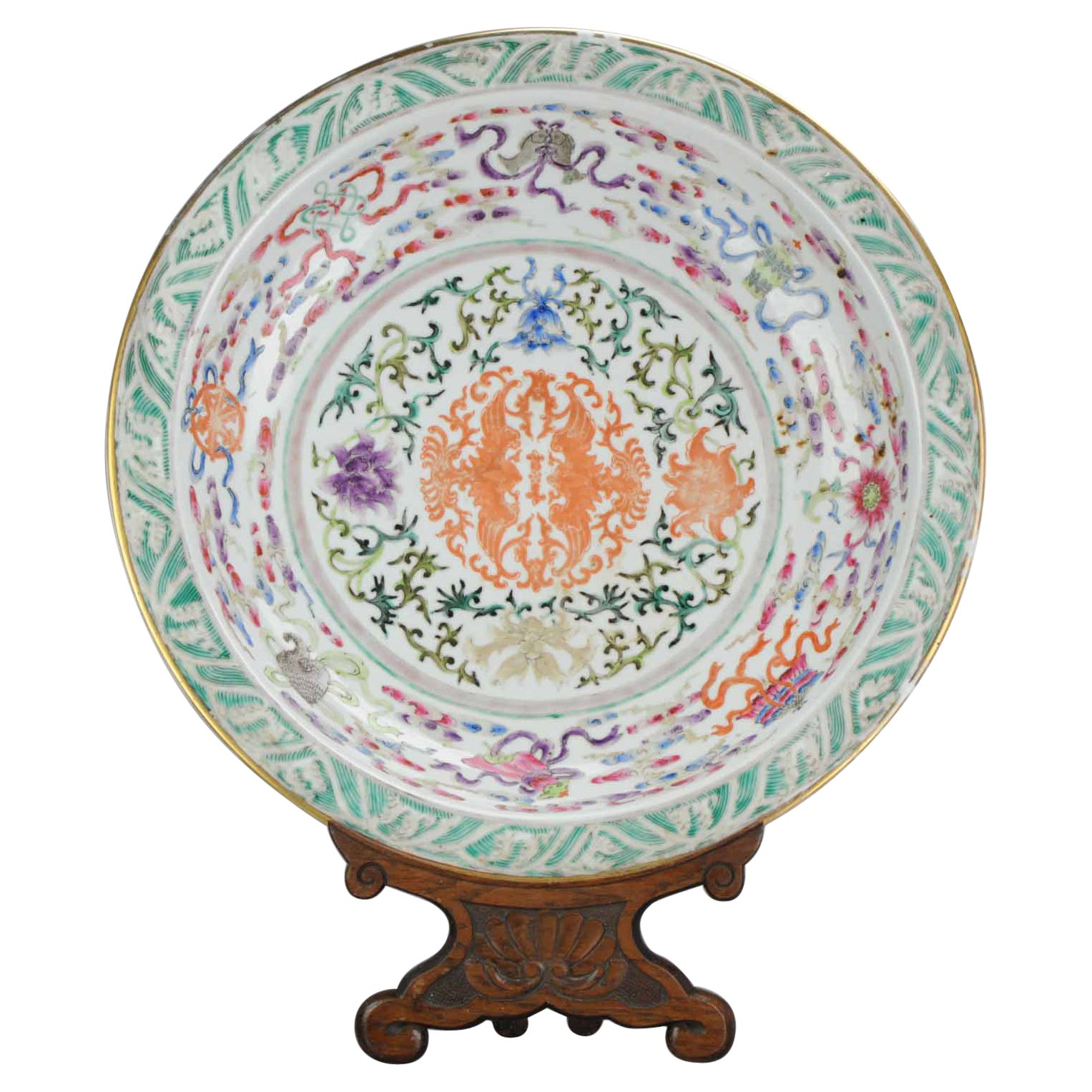 Assiette chinoise ancienne de présentation en porcelaine « Emblèmes de Phoenix et bouddhistes », 19 carats en vente