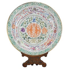 Assiette chinoise ancienne de présentation en porcelaine « Emblèmes de Phoenix et bouddhistes », 19 carats