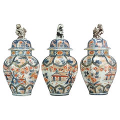 Antikes japanisches Imari-Garnitur-Set farbenfrohe Vasen Japan Foo Hund, 18. Jahrhundert