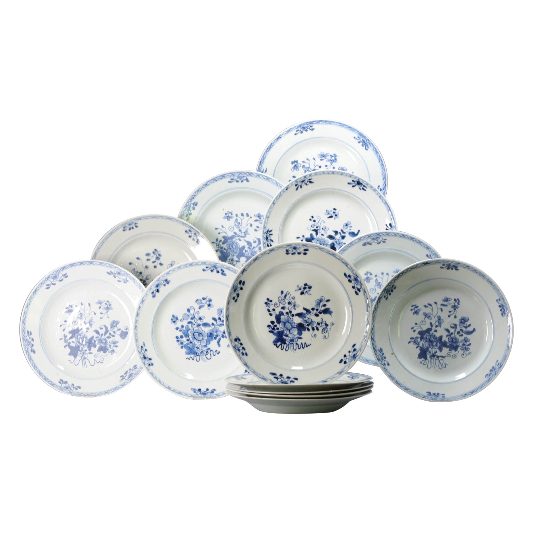 Set von 13 antiken chinesischen Porzellantellern aus der Qing-Periode in Blau und Weiß