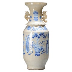 Grand vase balustre d'antiquités de la période Qing bleu et blanc sur craquelé