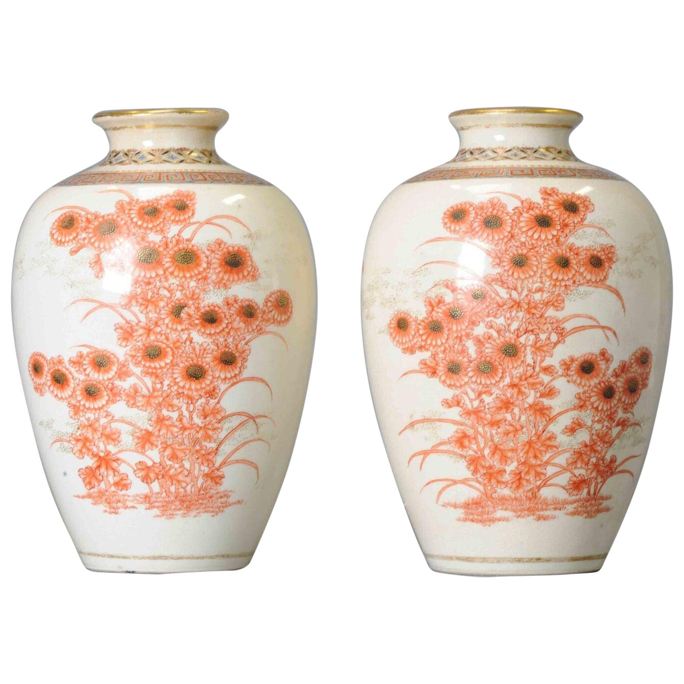 Rara coppia di antichi vasi Satsuma giapponesi Meiji con fiori rossi, XIX C.
