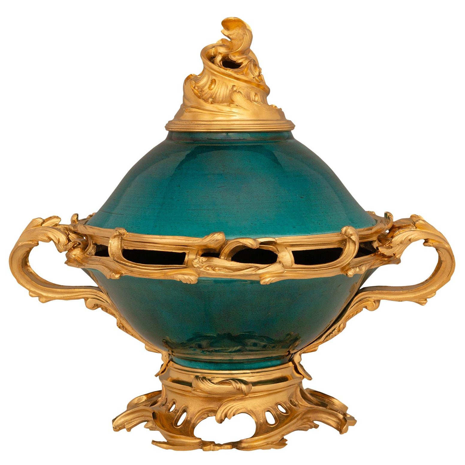 Centre de table français du milieu du 19ème siècle de style Louis XV en bronze doré et porcelaine émaillée en vente