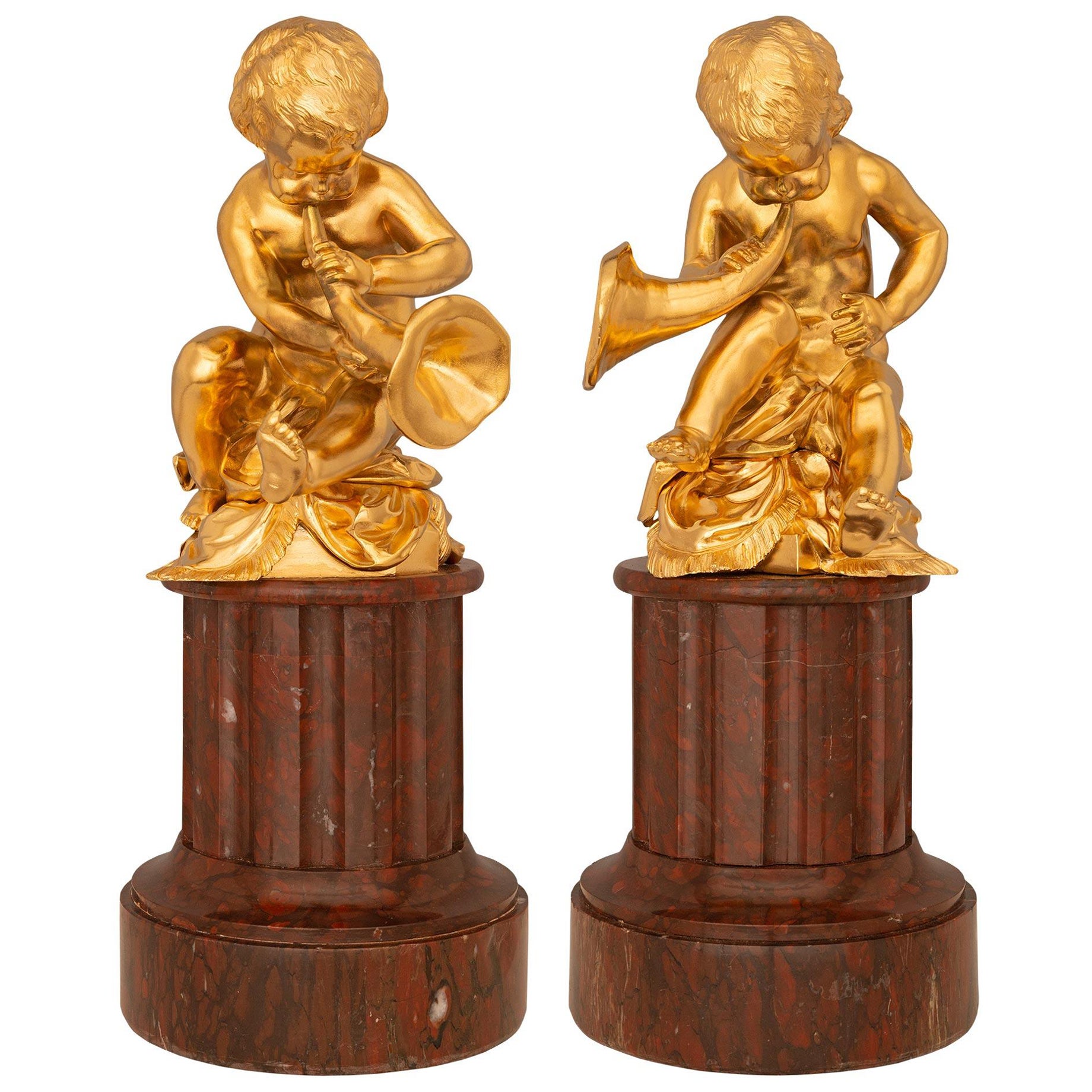 Paar französische Louis-XVI-Statuen aus Goldbronze und rotem Griotte-Marmor aus dem 19. Jahrhundert
