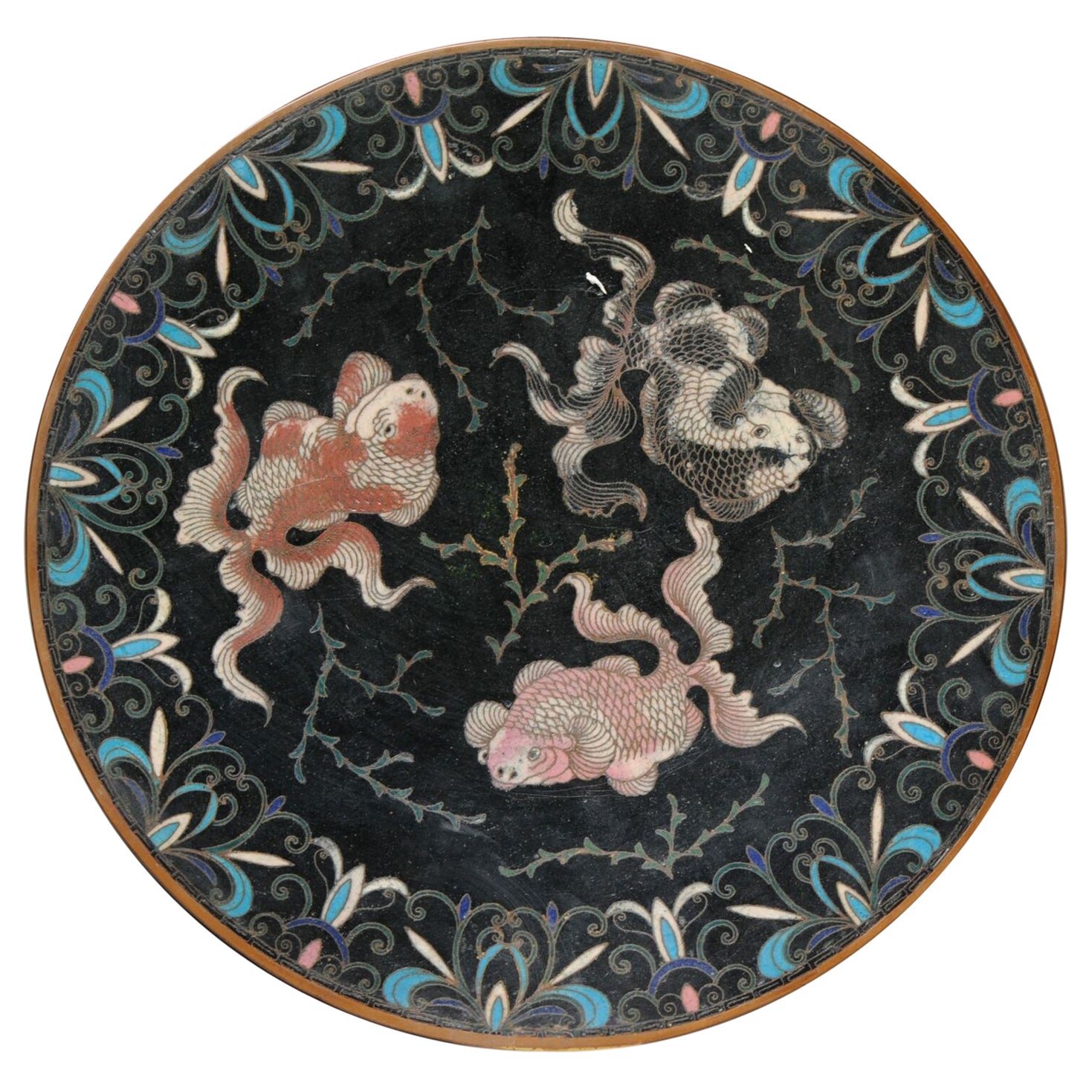 Ravissante assiette de présentation chinoise ancienne en bronze cloisonné or poissons, 19ème siècle en vente