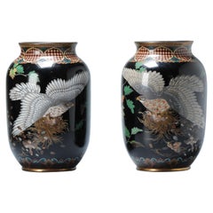 Paar runde Cloisonné-Emaille-Vasen mit Vogelszene, Meiji-Ära 1868-1912