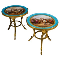Paire de tables basses de style Louis XVI en bronze doré et porcelaine