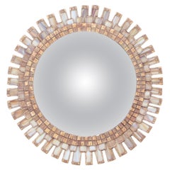Miroir convexe en bois et résine avec une bordure géométrique en verre de couleur ivoire 