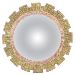 Ein konkaver Spiegel aus grünem Glas und Harz mit geometrischem Muster 