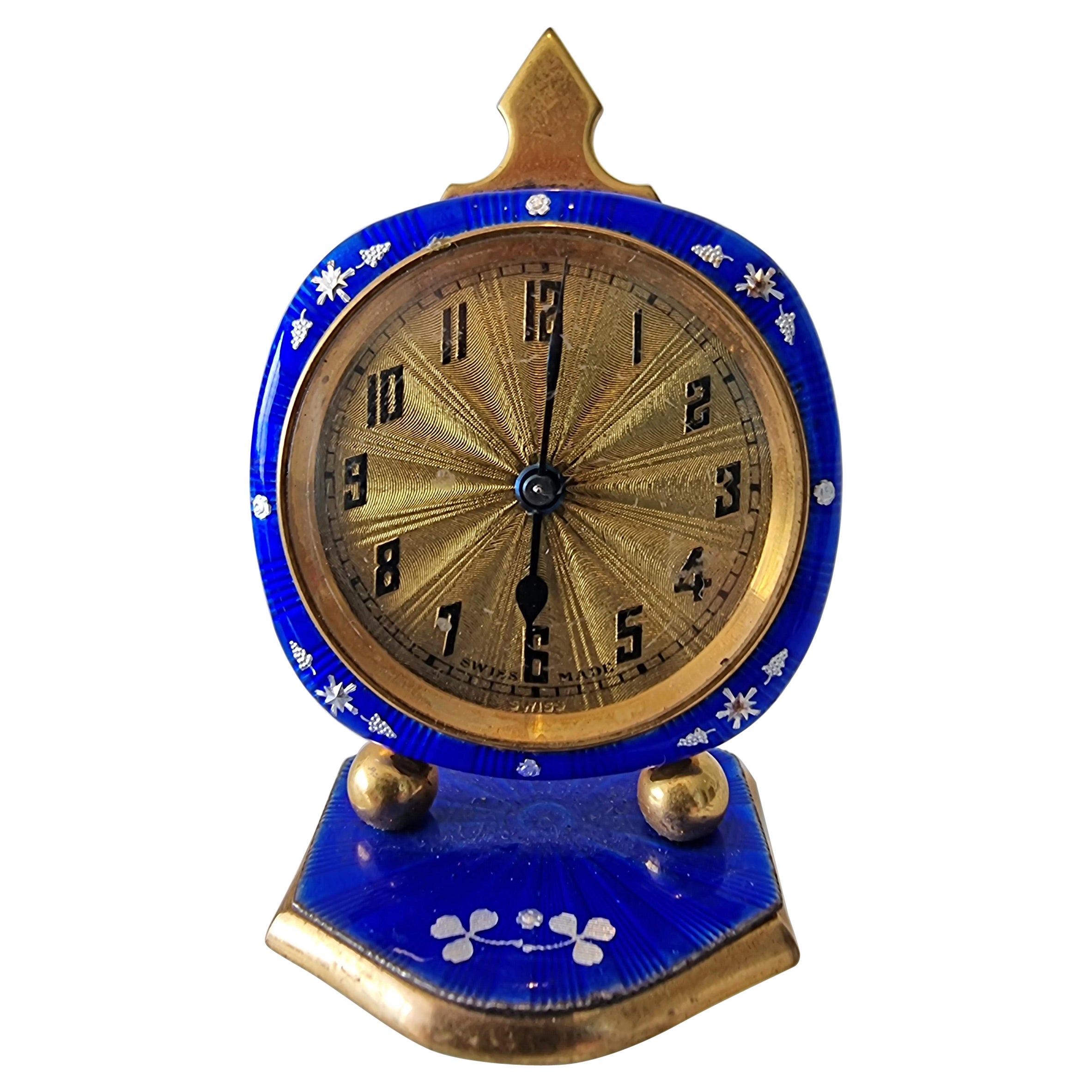 Eine Boudoir-Uhr aus vergoldetem Metall und blauer Emaille im Angebot