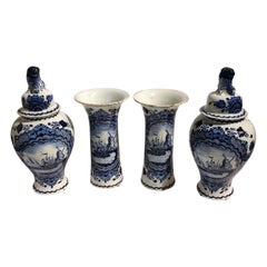 Garniture de 4 pièces bleue et blanche de Delft datant d'environ 1800