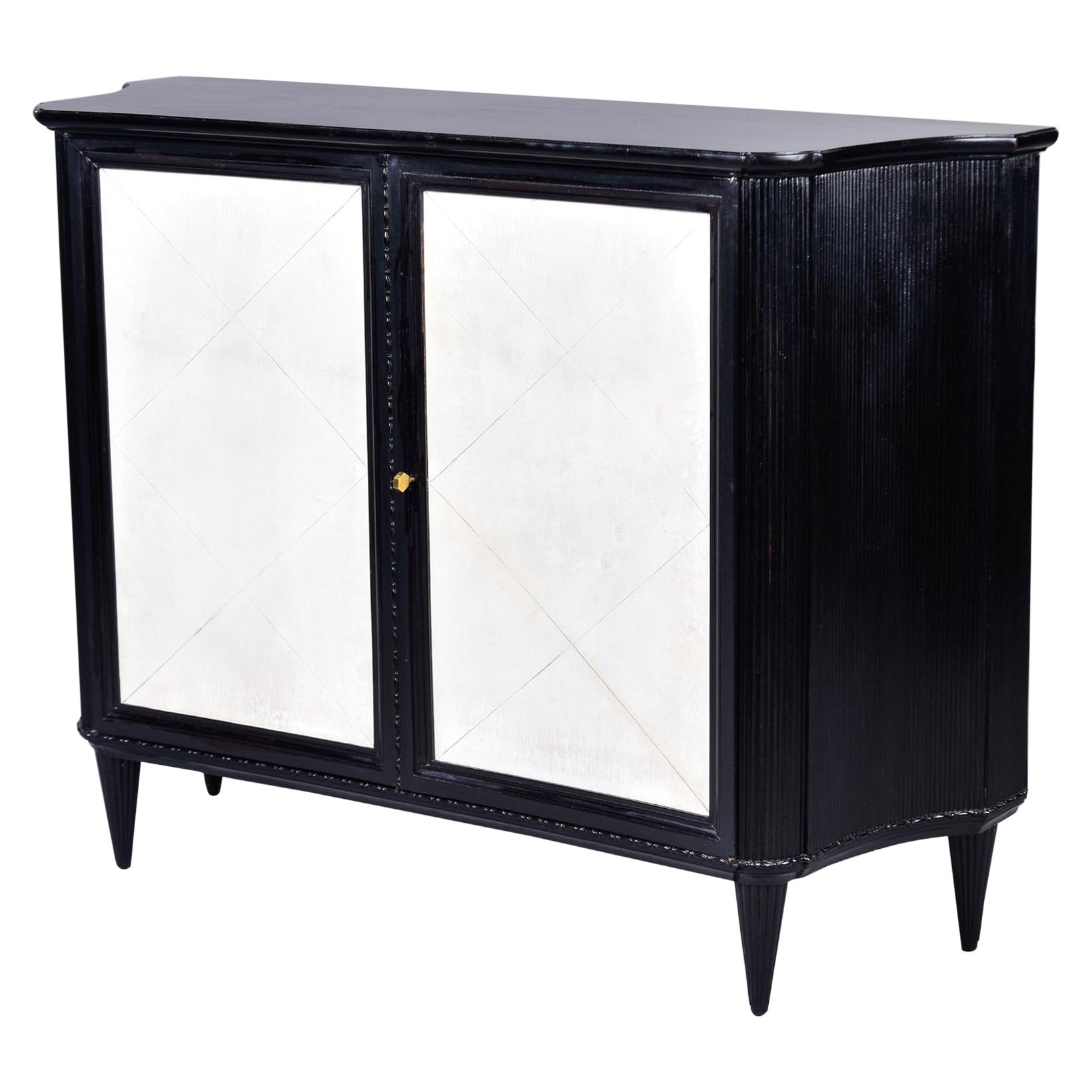 Vieille commode en bois d'ébène avec portes en parchemin