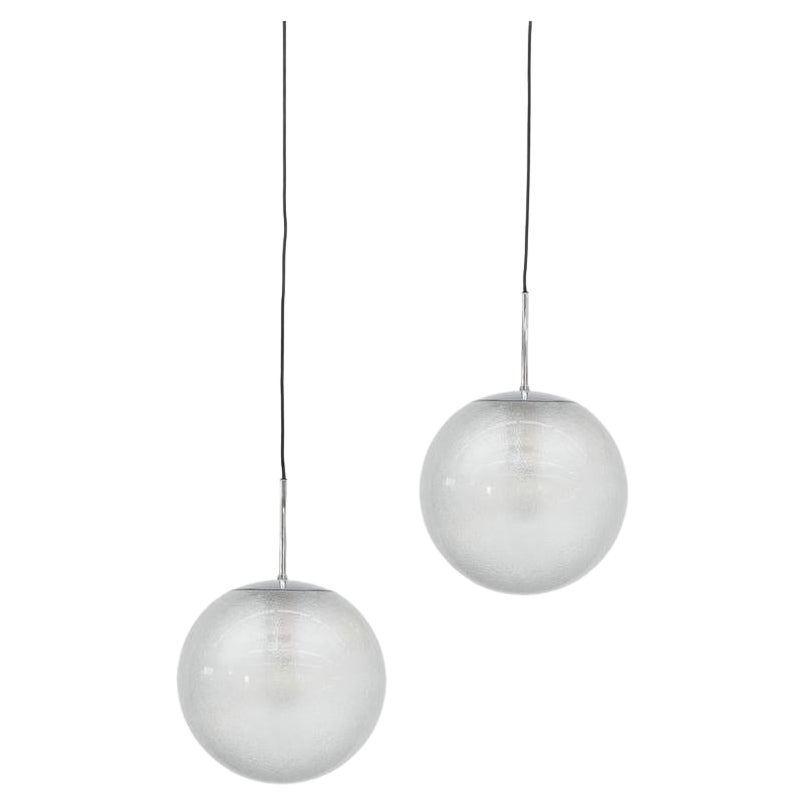 Lámparas colgantes de globo de cromo y plexiglás texturizado estilo RAAK de mediados de siglo