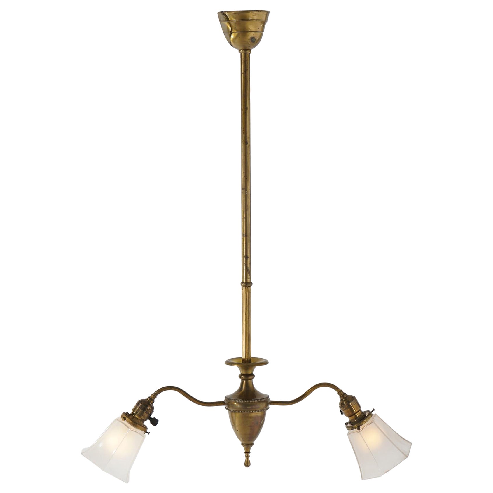 Plafonnier à deux lumières en laiton antique et métal doré Circa 1920