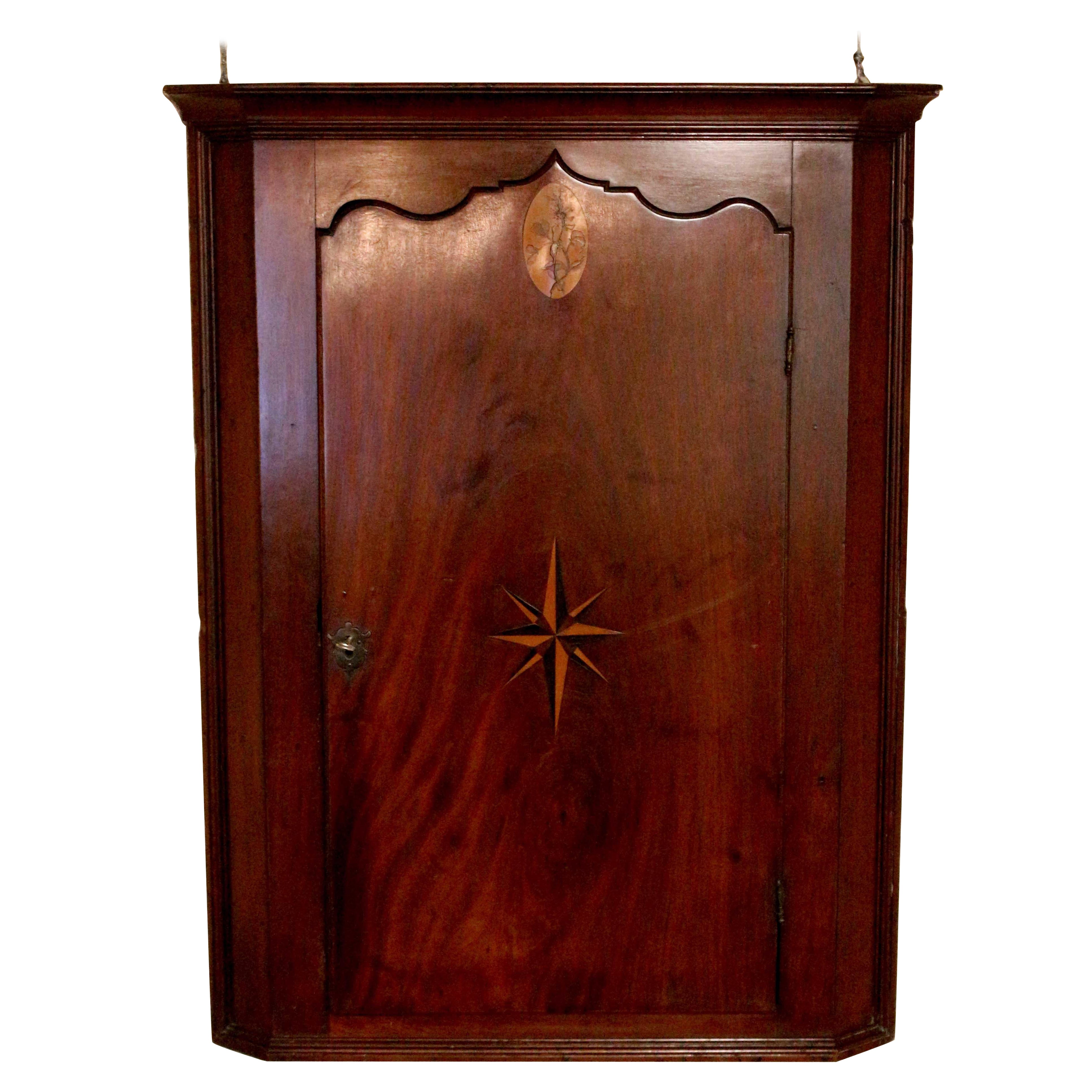 Cabinet d'angle à porte aveugle suspendu, CIRCA, 1800