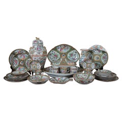 Porcelaine chinoise ancienne de 32 pièces d'exportation du 19ème siècle de la famille rose mandarine 