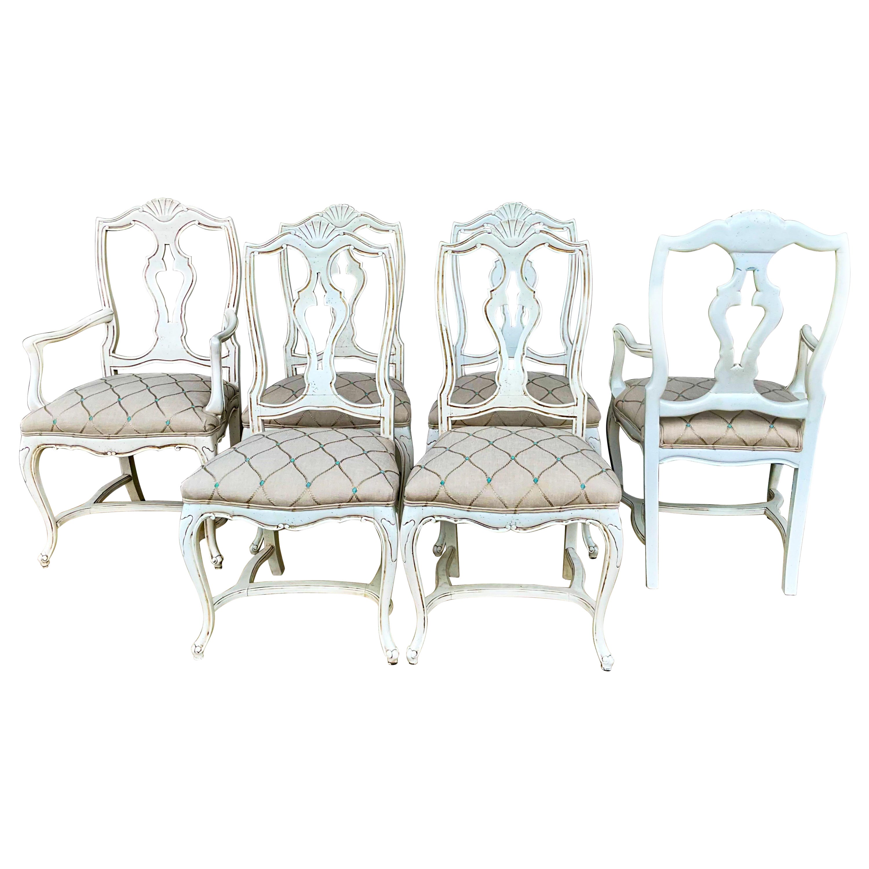 Geschnitzte und bemalte Esszimmerstühle aus besticktem Leinen im französischen Stil der Mitte des Jahrhunderts - S/6 im Angebot