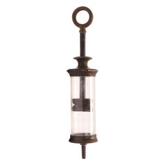 Une syringe en verre et vulcanite, Londres 1880.