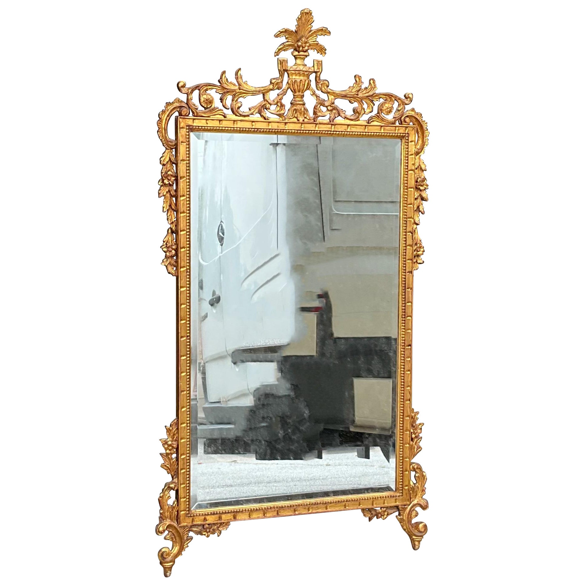 1950s Grand miroir italien en bois doré sculpté et feuillagé de style Chippendale 