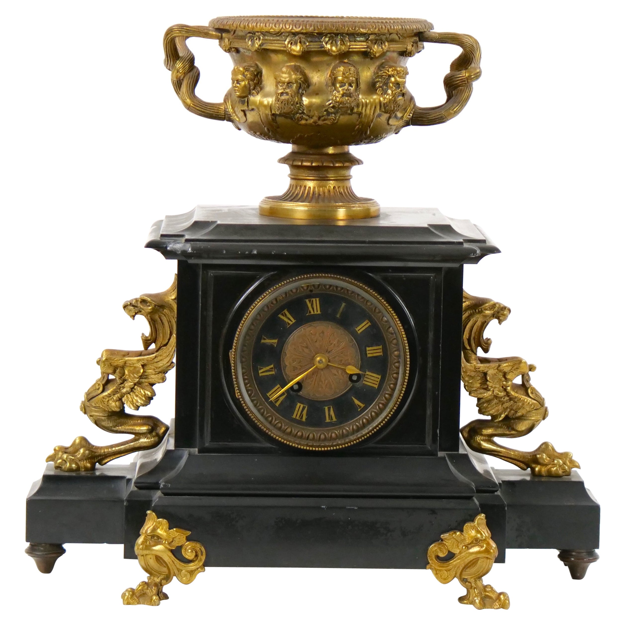 Horloge de cheminée figurative en bronze français et marbre noir du 19e siècle
