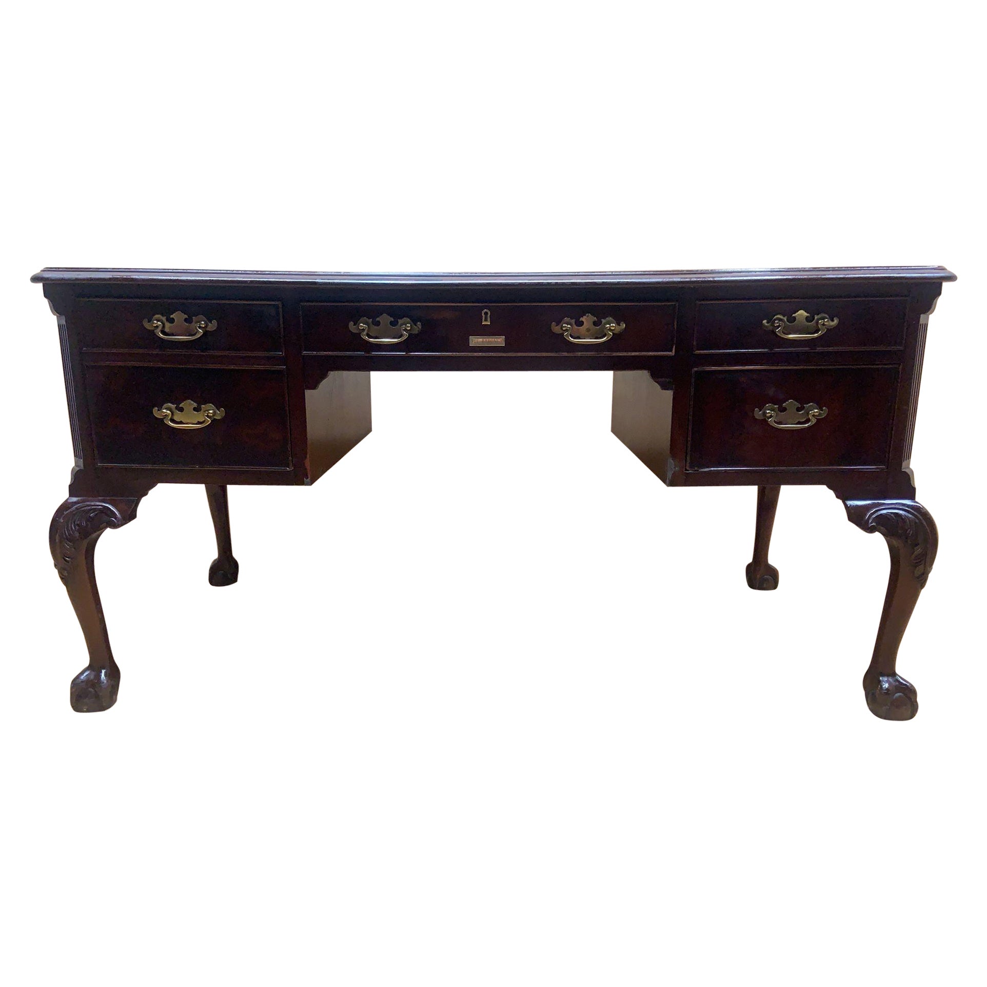 Bureau Chippendale anglais vintage à pieds cabriole en cuir avec dessus ouvragé Heckman en vente